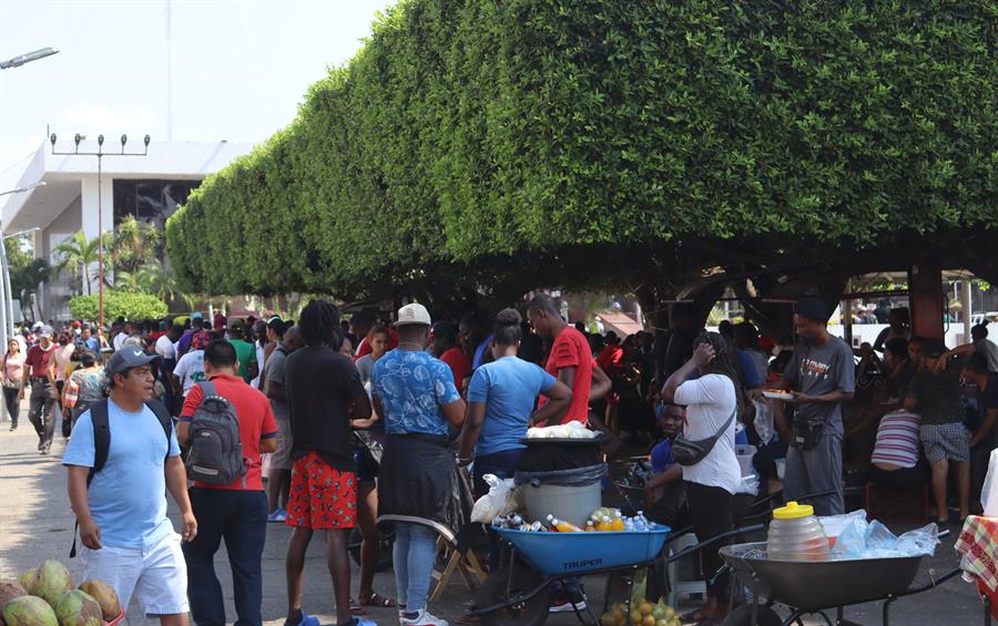 Un grupo de migrantes haitianos descansa hoy, en el Parque Central Miguel Hidalgo en Tapachula
