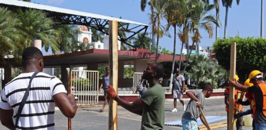 Un grupo de migrantes haitianos trabaja en la construcción de un corredor humanitario en el Parque Central Miguel Hidalgo (2)