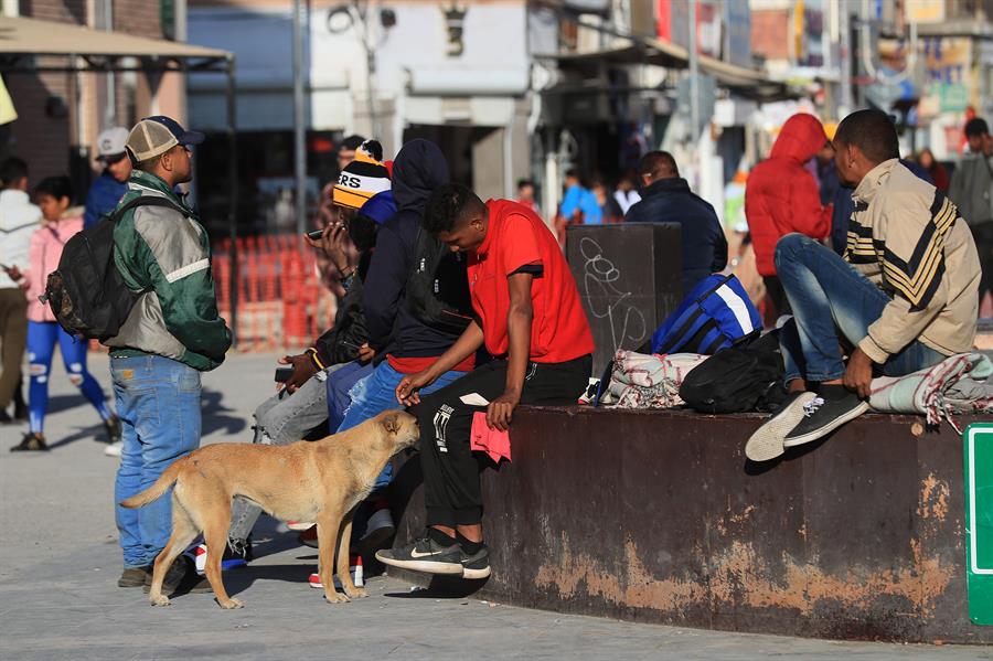 Un grupo de migrantes permanecen en una plaza pública hoy, en Ciudad Juárez. migrantes