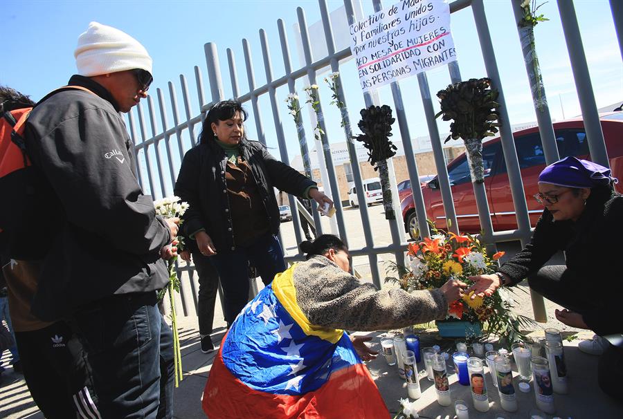 Un grupo de migrantes y familiares de personas fallecidas por un incendio en un albergue protestan, (3)