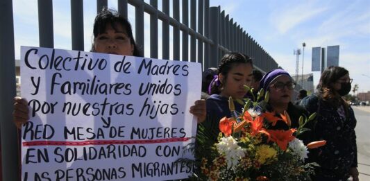 Un grupo de migrantes y familiares de personas fallecidas por un incendio en un albergue protestan, (4)
