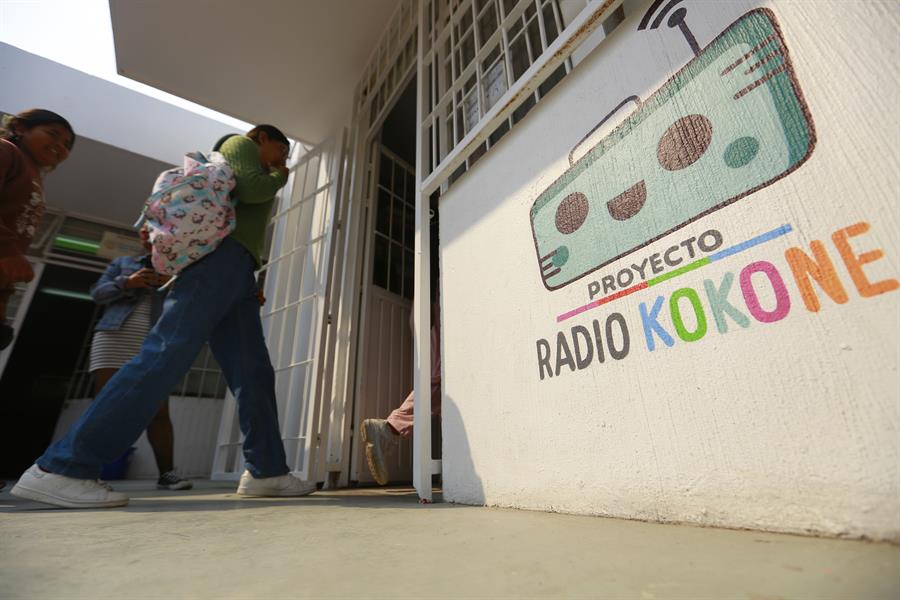 Un grupo de niños y su maestra, participan en la creación de un programa de radio en la cabina de Radio Kokone (2)
