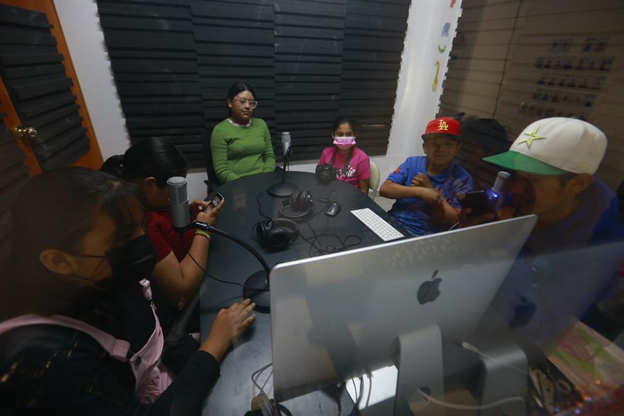 Un grupo de niños y su maestra, participan en la creación de un programa de radio en la cabina de Radio Kokone (3)