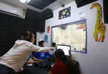 Un grupo de niños y su maestra, participan en la creación de un programa de radio en la cabina de Radio Kokone (4)