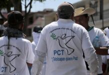 Policías comunitarios marchan por la paz en sur de México Un grupo de policías comunitarios y Pobladores marchan a favor de la paz (1)