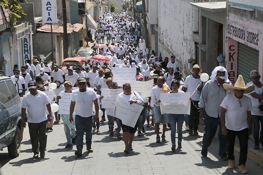 Un grupo de polic&iacute;as comunitarios y Pobladores marchan a favor de la paz (2)