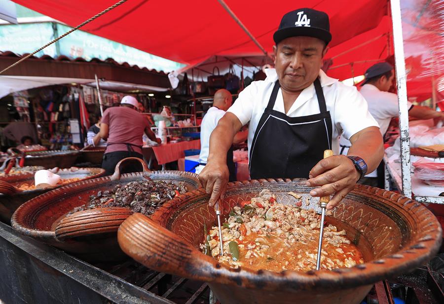 Un trabajador prepara guisos para los tacos