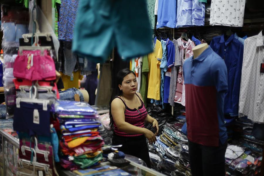 Una mujer vende ropa Trabajadoras