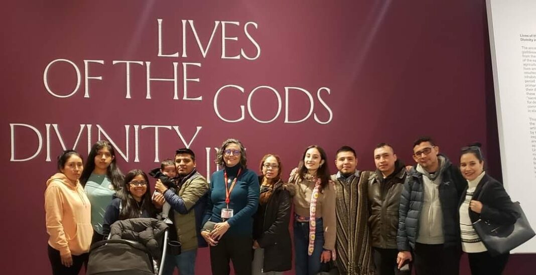 VISITA MET 1 La curadora de la muestra en el Museo Metropolitano, Laura Filloy, junto a varios miembros del Consejo Internacional de los Pueblos Indígenas y Migrantes, invitados por Casa Puebla, cuya directora ejecutiva, Sra. Veronica Ramirez, se encuentra primera de Der. a Izq. en la gráfica