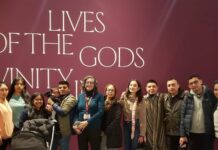 La curadora de la muestra en el Museo Metropolitano, Laura Filloy, junto a varios miembros del Consejo Internacional de los Pueblos Indígenas y Migrantes, invitados por Casa Puebla, cuya directora ejecutiva, Sra. Veronica Ramirez, se encuentra primera de Der. a Izq. en la gráfica