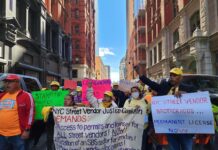Cientos de vendedores ambulantes piden legalizar su actividad en Nueva York Cientos de vendedores ambulantes en Nueva York, en su mayoría inmigrantes, exigieron este jueves a la ciudad que apruebe una reforma a este sector para que se les considere como pequeños negocios y se aprueben más licencias que les permita trabajar legalmente con el fin de evitar cuantiosas multas y el decomiso de su mercancía.