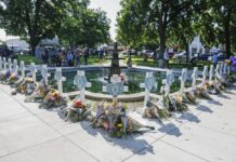 Familiares de las víctimas del tiroteo de Uvalde (Texas), que dejó 22 muertos en una escuela en mayo de 2022, pidieron a un juez que les permita sumarse a una demanda presentada por medios periodísticos contra el Departamento de Seguridad Pública de Texas (DPS) para que publique los registros sobre la polémica respuesta policial al ataque.