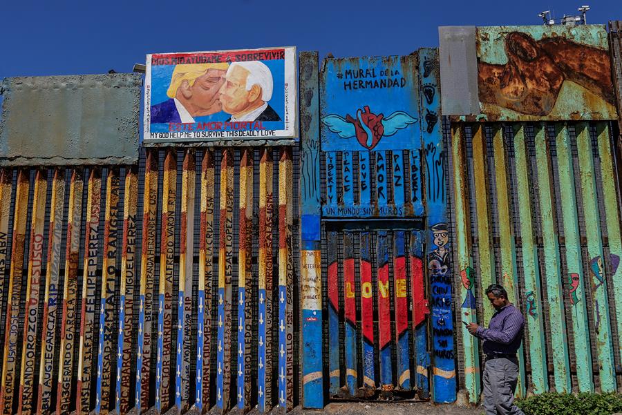 Vista de una pintura del expresidente estadounidense Donald Trump besando al actual mandatario, Joe Biden (1)