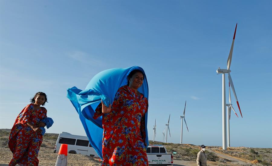 aerogeneradores de energ&iacute;a, durante la entrega del parque e&oacute;lico Guajira 1 en el Cabo de la Vela
