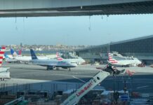 Nueva York descarta megaproyecto de tren al aeropuerto de LaGuardia El estado de Nueva York decidió renunciar por su alto costo al megaproyecto para un tren aéreo al aeropuerto de LaGuardia, que estaba valorado en 2.100 millones de dólares y por el que competían las constructoras españolas ACS y OHLA, en asociación con AECOM (EE.UU.) y Mitsubishi (Japón).
