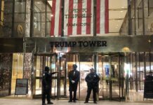 Policía de Nueva York preparada para "movilización" tras imputación de Trump agentes de policía en la entrada de la Trump Tower (2)