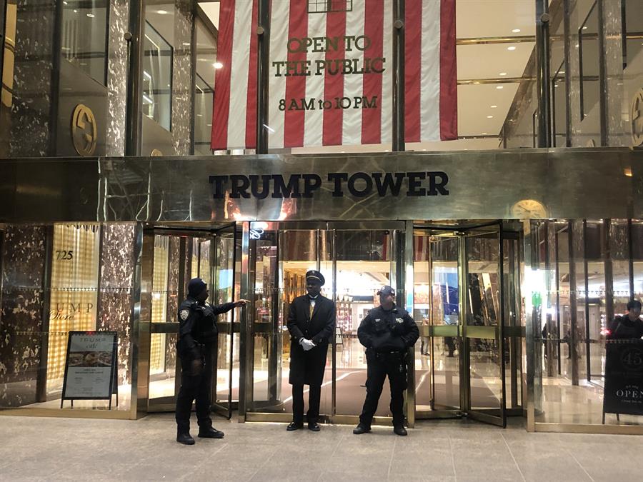 agentes de policía en la entrada de la Trump Tower (2) agentes de policía en la entrada de la Trump Tower (2)