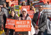 Tres bibliotecas públicas de Nueva York protestan por recortes presupuestarios en el Ayuntamiento bibliotecas públicas de Nueva York protestan (2)3
