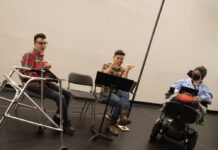 Lo primero que se escucha en la obra de teatro "Dark Disabled Stories" (Historias oscuras sobre discapacidad) en The Public Theater de Nueva York es la voz de Alejandra Ospina: esta neoyorquina de familia colombiana se encarga de hacer la descripción del escenario para que las personas que tienen algún tipo de discapacidad visual no se pierdan ni un detalle. Photo credit Joan Marcus.