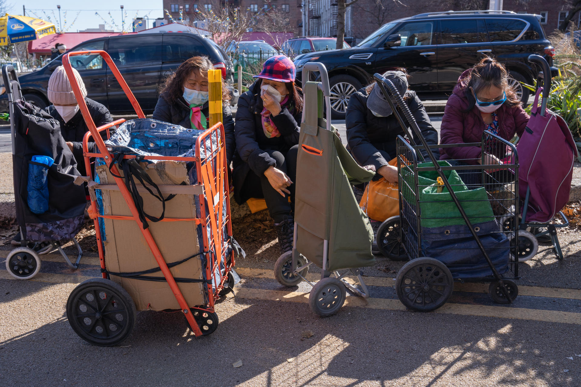 Los miles de inmigrantes latinos llegados a Nueva York desde el pasado verano se enfrentan a un sinf&iacute;n de retos entre los que se encuentra tambi&eacute;n el alimentario, y no son pocos los que se esconden para cocinar clandestinamente en los albergues platillos que les recuerden a sus propios pa&iacute;ses.