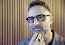 Jorge Drexler une canciones y versos en el Congreso de la Lengua El cantante uruguayo Jorge Drexler ha dialogado sobre los vínculos entre la canciones y los versos que la componen.