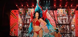 El polémico desfile de ropa de lencería Victoria's Secret regresará este año a la pasarela tras un receso de tres años y una renovación de la marca, de acuerdo con el director financiero de la empresa, Timothy Johnson.