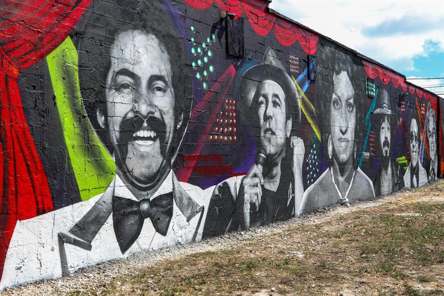 mural con los retratos de los emblemáticos salseros (1)
