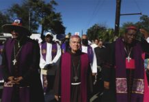 participan de una procesión desde la Capilla Nuestra Señora del Carmen, para recordar a los migrantes (2)