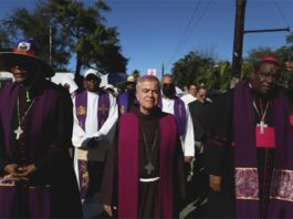 Cientos de personas recuerdan a los migrantes fallecidos en Puerto Rico participan de una procesión desde la Capilla Nuestra Señora del Carmen, para recordar a los migrantes (2)