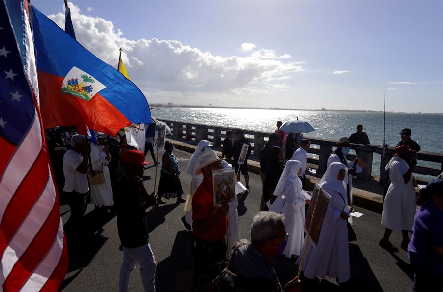 participan de una procesi&oacute;n desde la Capilla Nuestra Se&ntilde;ora del Carmen, para recordar a los migrantes (2)