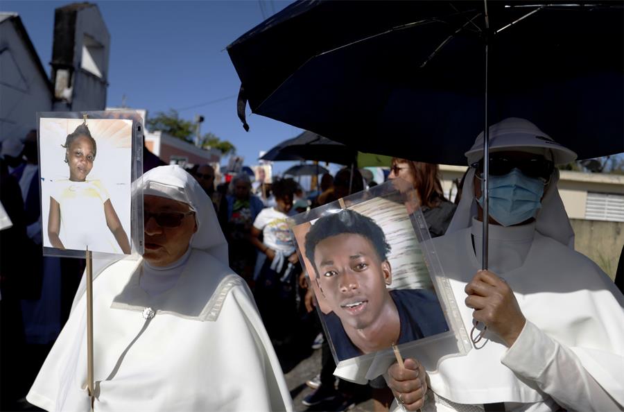 participan de una procesi&oacute;n desde la Capilla Nuestra Se&ntilde;ora del Carmen, para recordar a los migrantes
