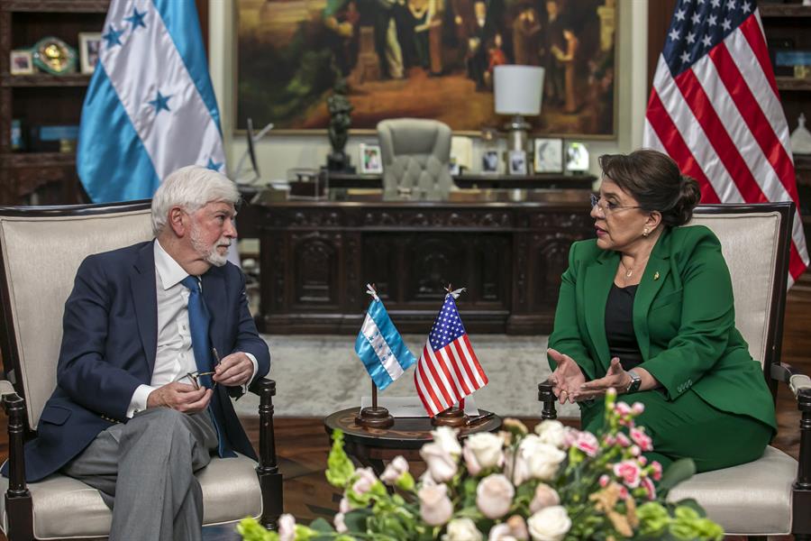 presidenta de Honduras, Xiomara Castro (d) mientras habla hoy con el asesor presidencial especial para las Américas de Estados Unidos, Chris Dodd