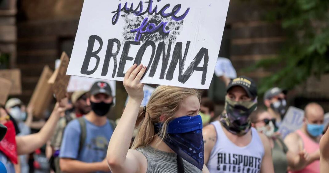El Departamento de Justicia de Estados Unidos acusó este miércoles a la Policía local de Louisville (Kentucky) de violar los derechos civiles, después de una investigación de dos años iniciada a raíz de la muerte, en 2020, de la afroamericana Breonna Taylor por disparos de la policía.