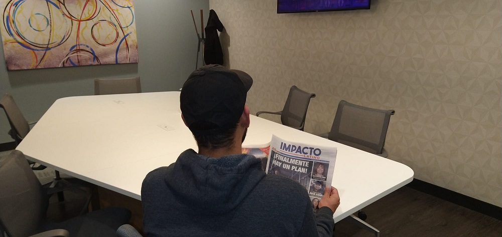 refugiado 2 A pocas cuadras de la estación de autobuses en Manhattan, a donde llegó con sus dos hijos después de una travesía de poco más de un mes, este inmigrante venezolano las mismas oportunidades que han tenido millones que han llegado a Nueva York de todo el mundo.