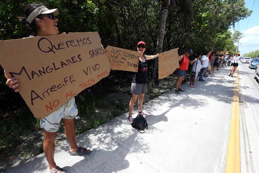 se manifiestan de manera pac&iacute;fica con una cadena humana contra el Tren Maya por la devastaci&oacute;n de arrecifes y manglares (2)
