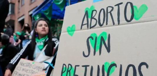 El Senado de Florida (EE.UU.) aprobó este lunes un proyecto de ley para limitar el aborto legal a las primeras seis semanas de embarazo, un periodo en el que, según los contrarios a la medida, mayormente demócratas, muchas mujeres no saben ni siquiera que están embarazadas.