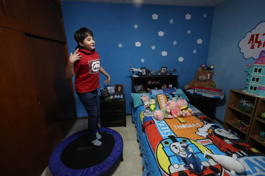 Altair Salazar Muñiz juega en su habitación.