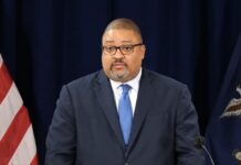 Republicanos cargan contra fiscal que imputó a Trump por violencia en Nueva York El Comité Judicial del Congreso de Estados Unidos, controlado por el Partido Republicano, organizará un viaje a Nueva York el próximo 17 de abril para examinar el supuesto aumento de la violencia en la ciudad desde la elección del fiscal Alvin Bragg, que la semana pasada imputó al expresidente de EE.UU. Donald Trump por falsificación de documentos mercantiles.