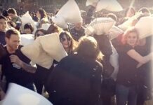 Amigable pelea de almohadas en el corazón de Nueva York Decenas de personas de todas las edades han ido hoy a la céntrica plaza neoyorquina de Washington Square Park armados de sus mejores almohadas para participar en una amigable pelea de almohadas, evento que se celebra anualmente en la Gran Manzana.
