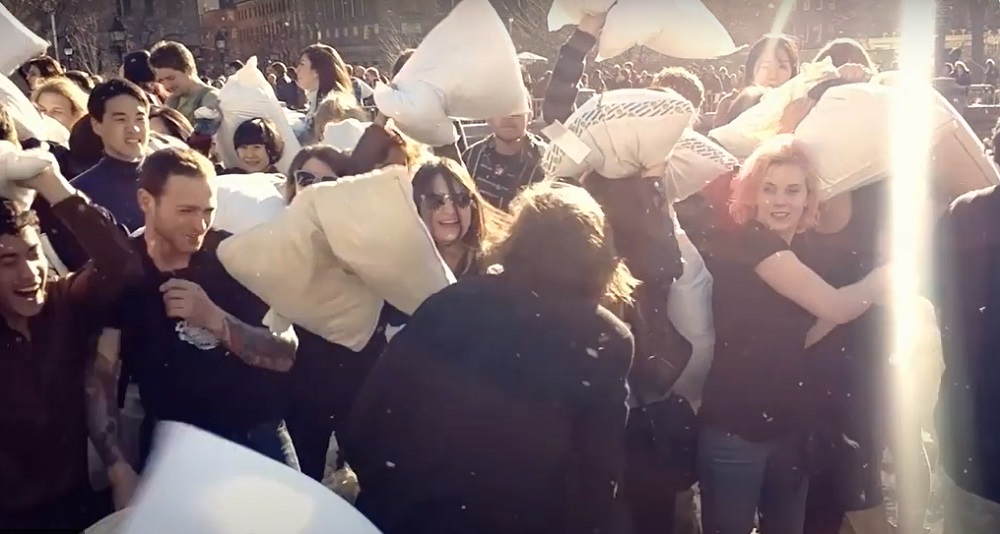 Amigable pelea de almohadas NY Decenas de personas de todas las edades han ido hoy a la céntrica plaza neoyorquina de Washington Square Park armados de sus mejores almohadas para participar en una amigable pelea de almohadas, evento que se celebra anualmente en la Gran Manzana.