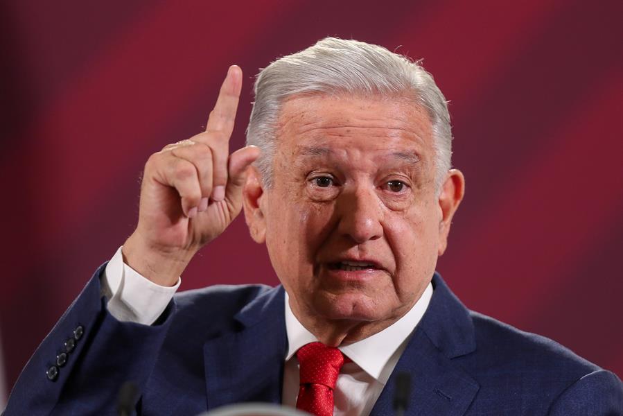 Andrés Manuel López Obrador (4) Andrés Manuel López Obrador (4)