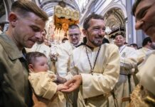 Antonio Banderas cumple con la tradición de Semana Santa en su Málaga natal