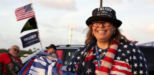 Pequeños grupos de personas se congregaron este viernes cerca de la mansión del expresidente de EE.UU. Donald Trump en Palm Beach (Florida) y en el aeropuerto de la ciudad para expresarle su apoyo tras haber sido acusado de cargos penales.