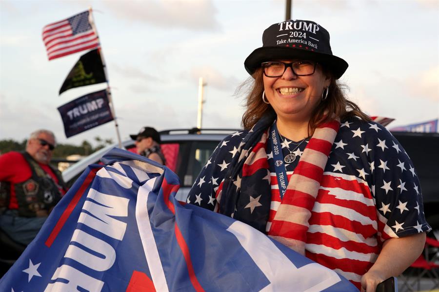 Apoyo a Trump 1 Pequeños grupos de personas se congregaron este viernes cerca de la mansión del expresidente de EE.UU. Donald Trump en Palm Beach (Florida) y en el aeropuerto de la ciudad para expresarle su apoyo tras haber sido acusado de cargos penales.