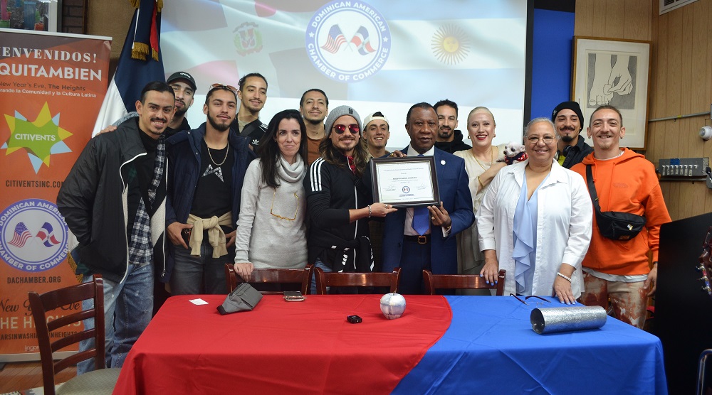 Diez de los artistas-acr&oacute;batas de Malevo junto a su representante y su director fundador, recibieron de los directivos de DAChamber, Lic. Manuel Lebr&oacute;n y Maria Khury, -miembros honorarios del Comit&eacute; Internacional Galo Plaza-, un diploma de reconocimiento por su trabajo representando la riqueza y diversidad cultural de Am&eacute;rica Latina en el mundo.