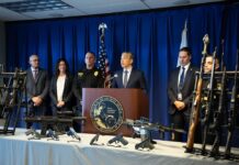 Más de 1.400 armas de fuego, incluidas 54 pistolas “fantasmas”, ensambladas de forma casera y que carecen de número de serie que las identifique, fueron incautadas en 2022 en California a personas que tienen prohibido la tenencia de armas como parte de un programa único en EE.UU., anunció hoy el fiscal general del estado, Rob Bonta.