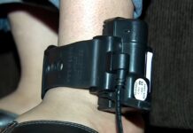 Ponen a prueba brazalete para vigilancia de inmigrantes indocumentados El Servicio de Control de Inmigración y Aduanas (ICE) anunció este lunes que ha iniciado una prueba limitada con el uso de un aparato que se usa como un brazalete y permite la localización de inmigrantes indocumentados.