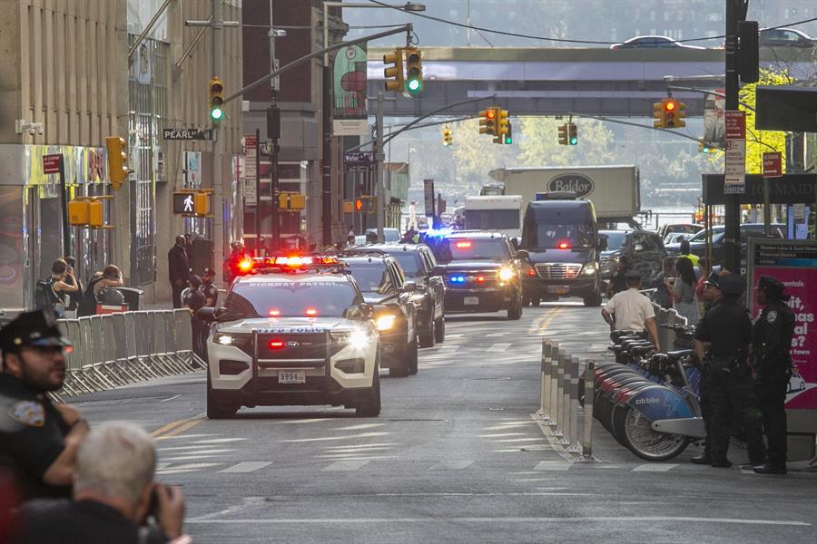 La caravana del ex presidente Donald J. Trump llega a la oficina del Fiscal General del Estado de Nueva York  este 13 de abril de 2023.