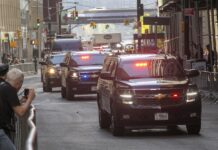 Trump vuelve a declarar ante Fiscal de Nueva York por supuesto fraude El expresidente de Estados Unidos Donald Trump (2017-2021) volvió a comparecer este jueves ante la Fiscal General del estado de Nueva York, Letitia James, que acusa a Trump, a su empresa y a tres de sus hijos de manipular de manera fraudulenta el valor de los activos de la empresa familiar durante años para solicitar préstamos ventajosos y lograr exenciones de impuestos.