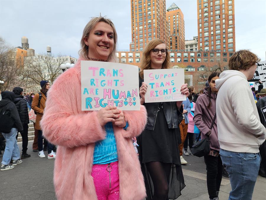Cientos de j&oacute;venes se manifiestan al conmemorar con una marcha el Dia Internacional de Visibilidad Transgenero (3)